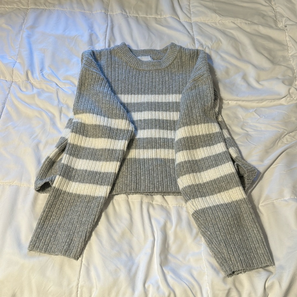 grey and white cropped sweater